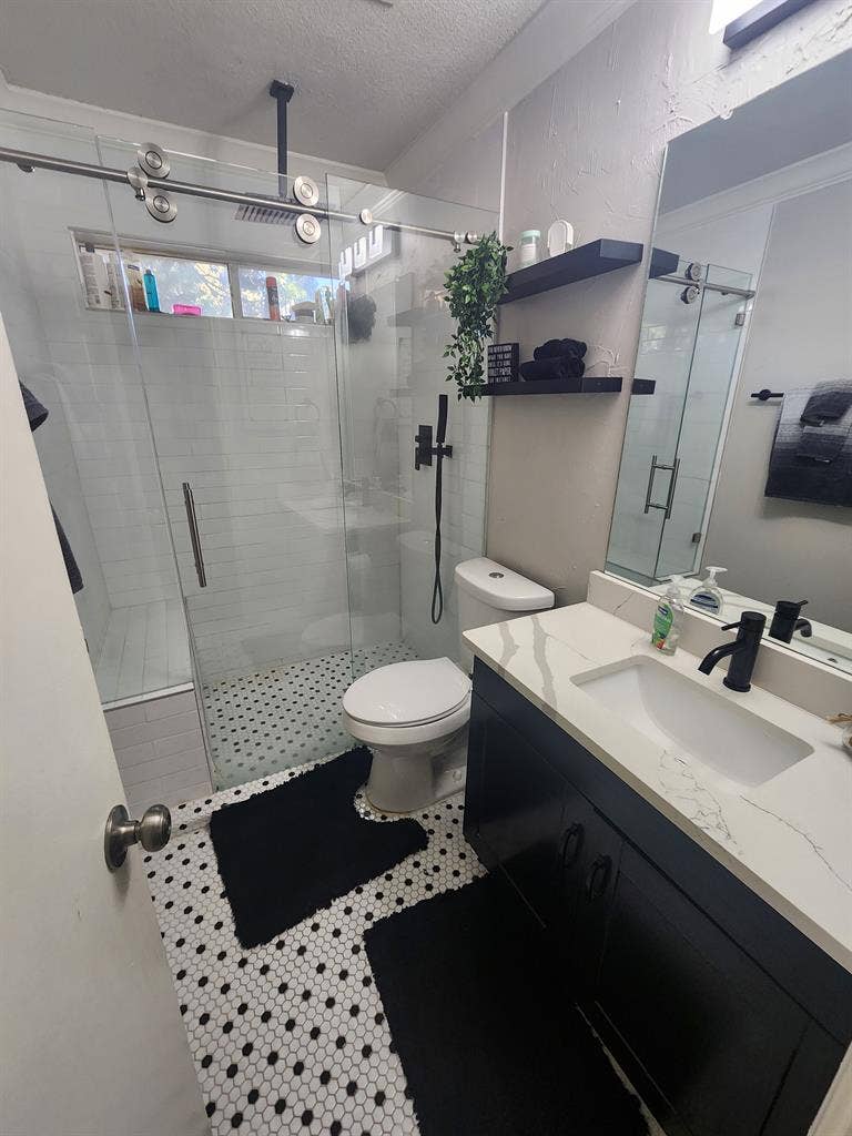 Private Room in Euless w/Pool!