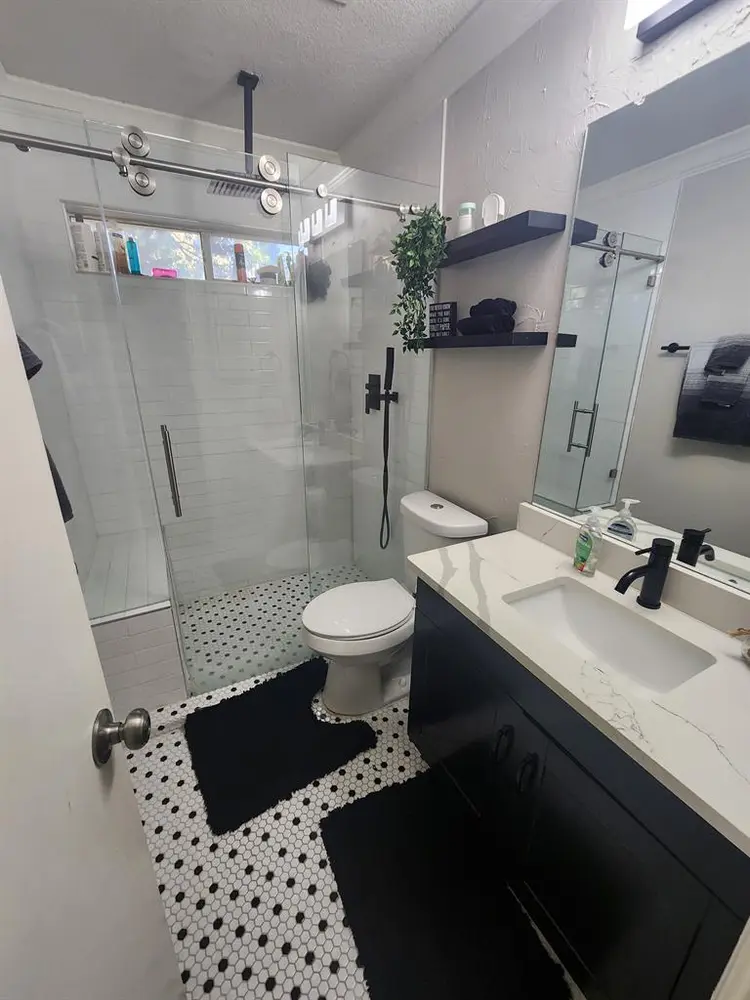 Private Room in Euless w/Pool!