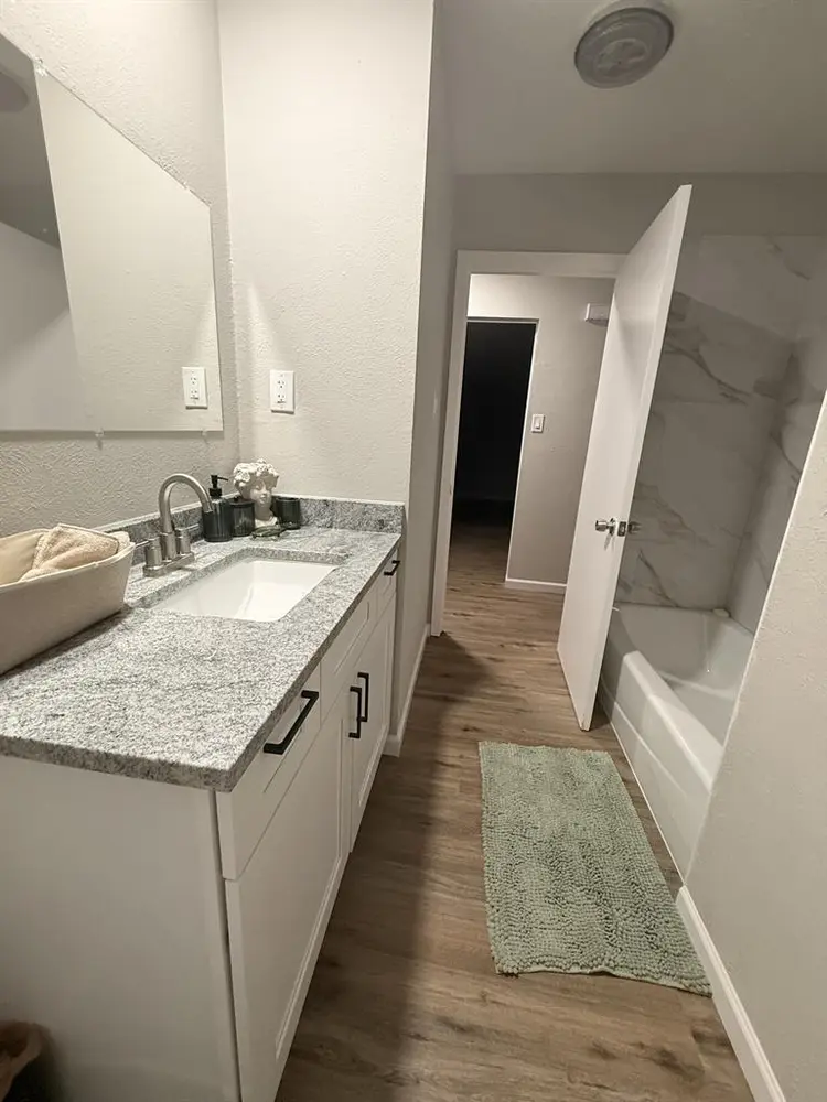 Looking for a female roommate