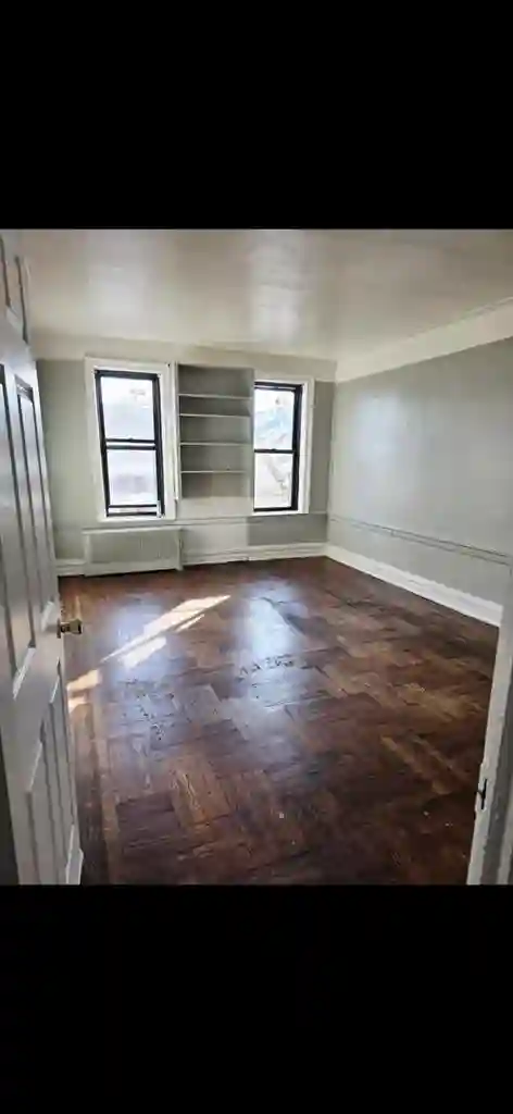 Looking for a Roommate (oct 1st)