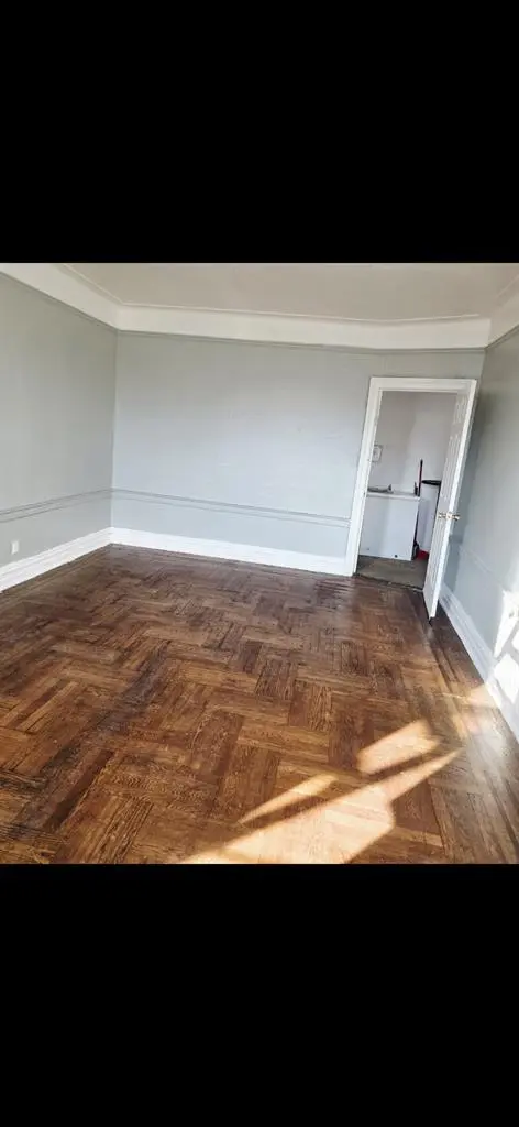 Looking for a Roommate (oct 1st)