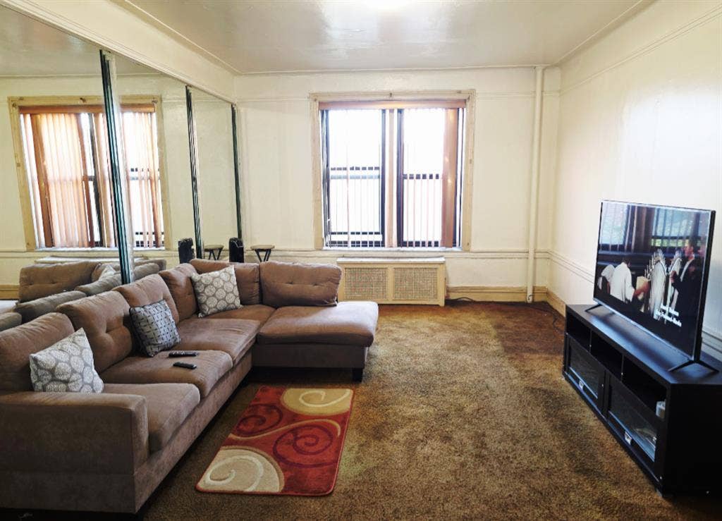 Looking for a Roommate (oct 1st)