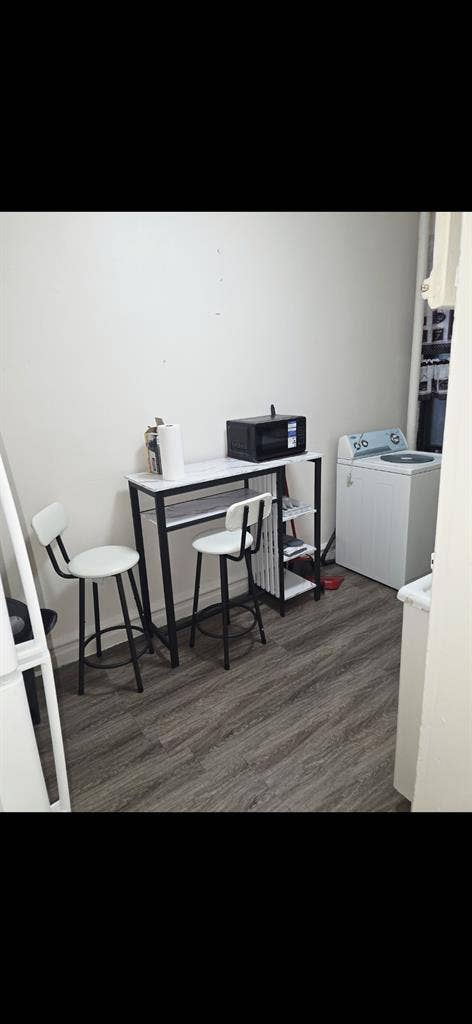 Looking for a Roommate (oct 1st)