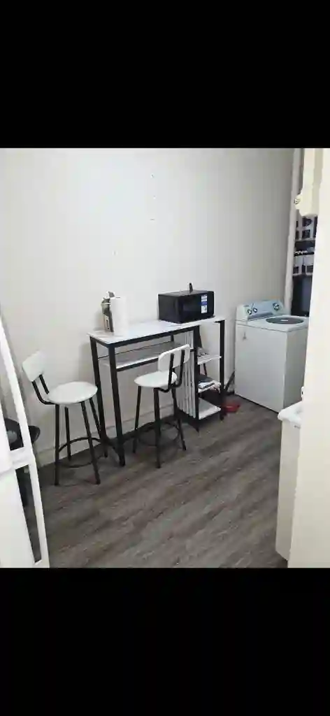 Looking for a Roommate (oct 1st)