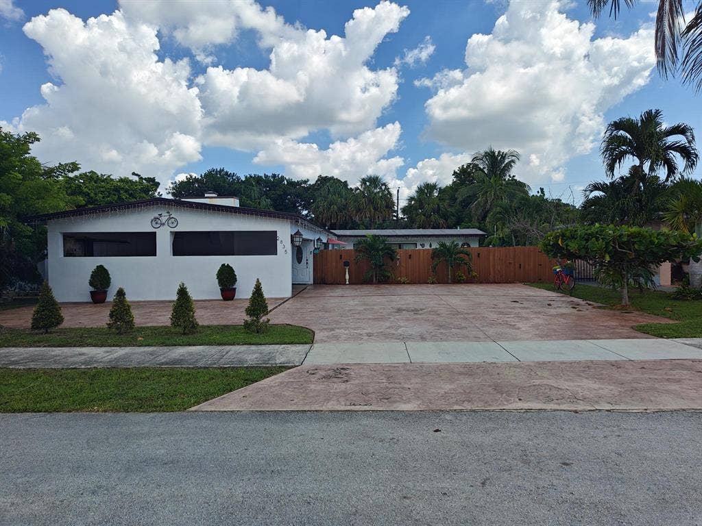 Room for Rent in Hollywood–