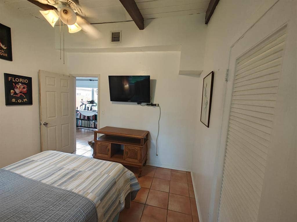 Room for Rent in Hollywood–