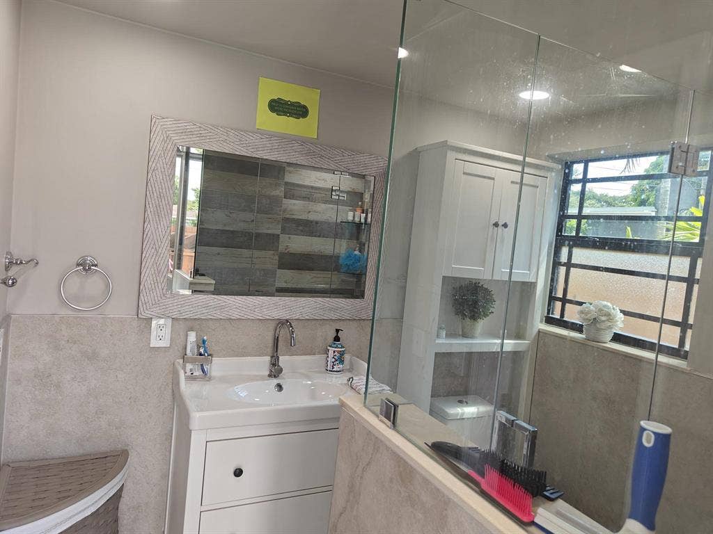Room for Rent in Hollywood–