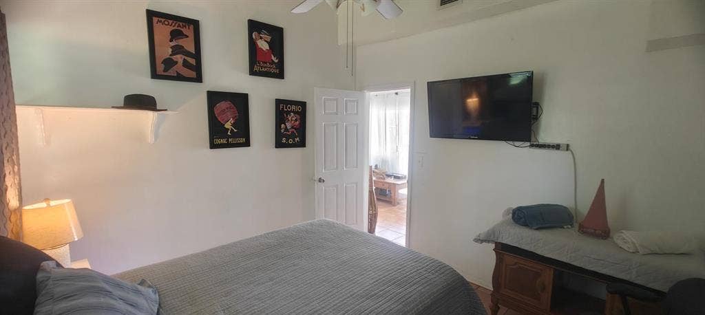 Room for Rent in Hollywood–