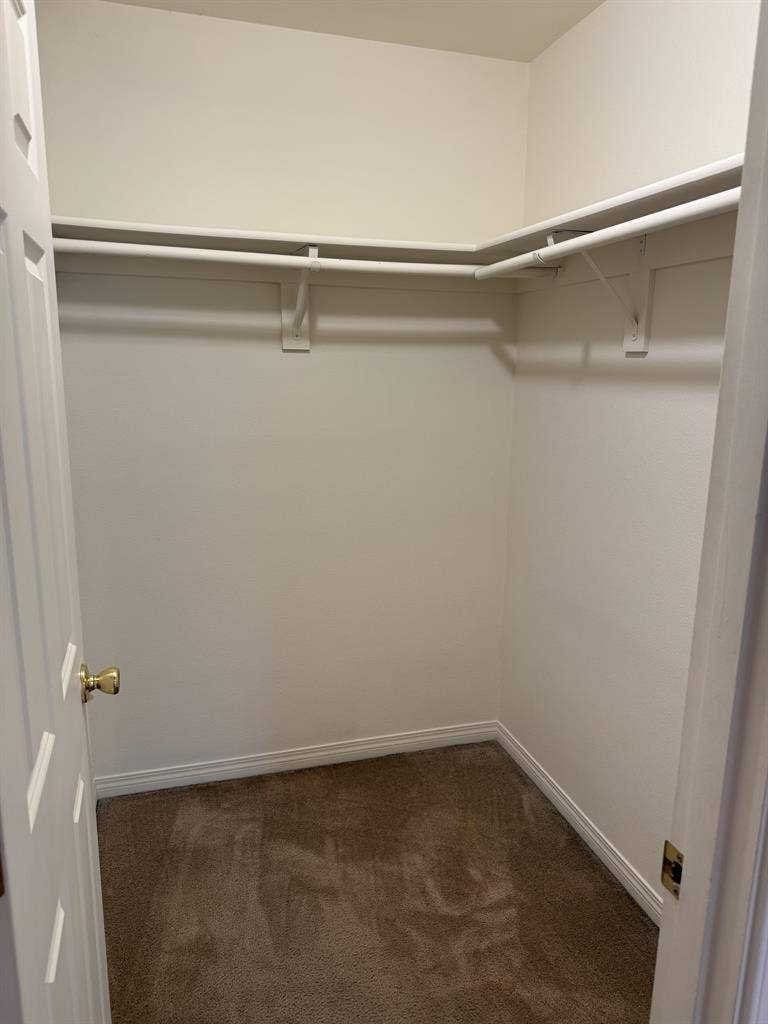 Spacious room/private bath 10/1!