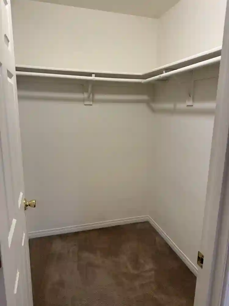 Spacious room/private bath 10/1!