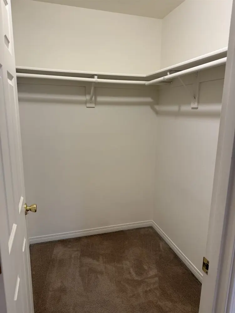 Spacious room/private bath 10/1!