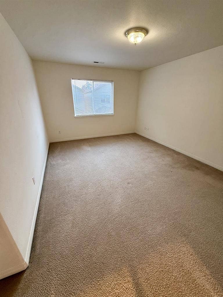Spacious room/private bath 10/1!