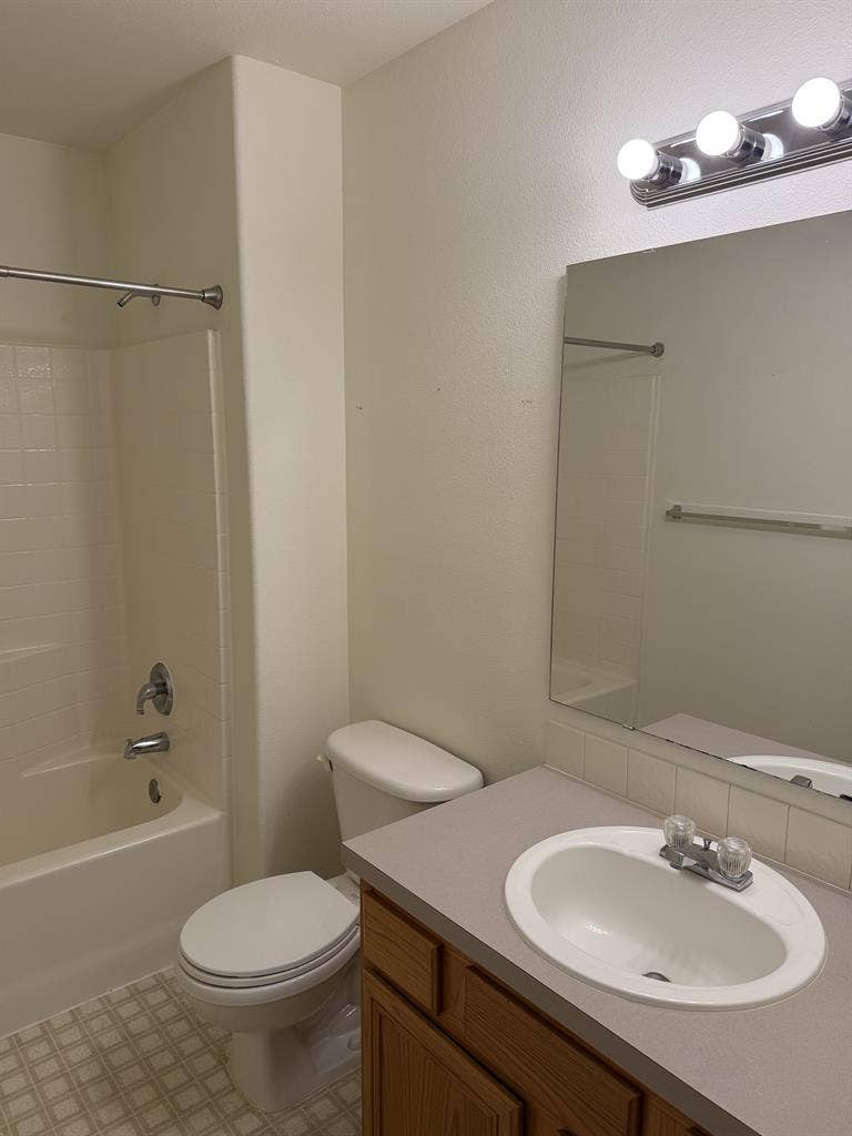 Spacious room/private bath 10/1!