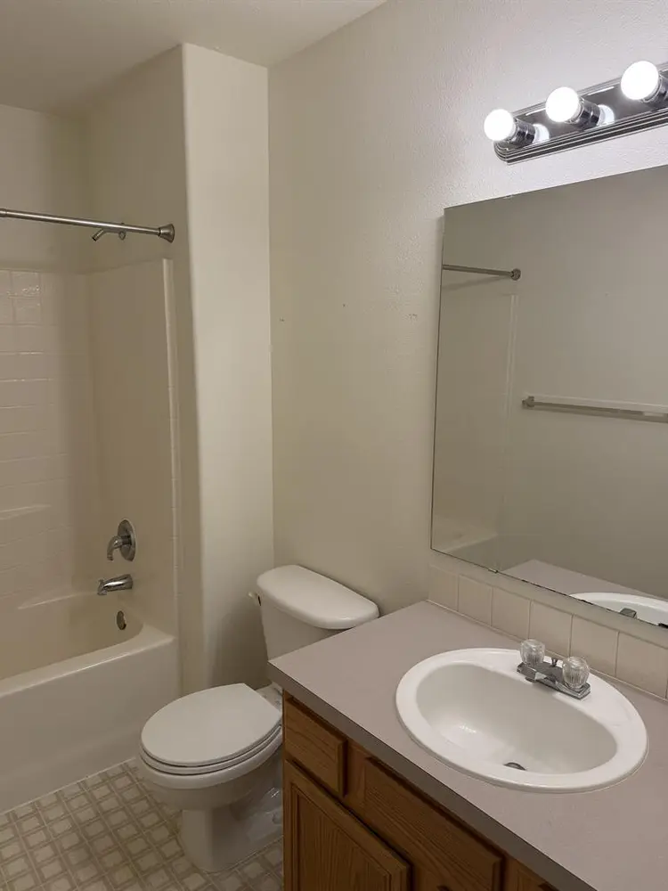 Spacious room/private bath 10/1!