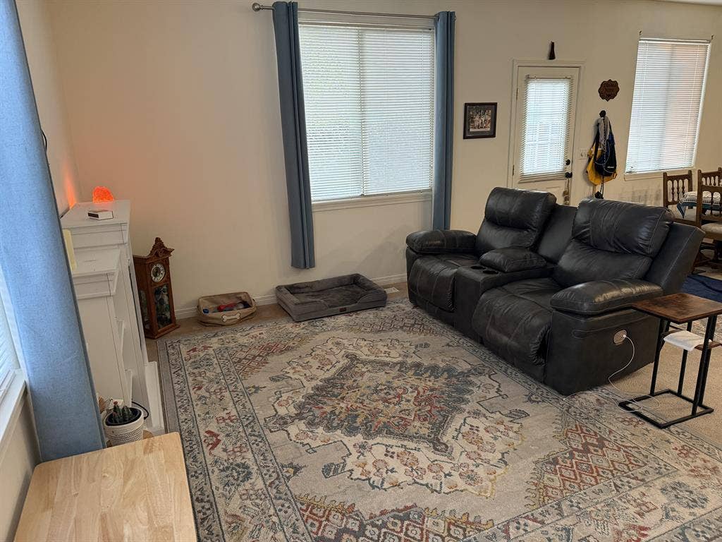 Spacious room/private bath 10/1!