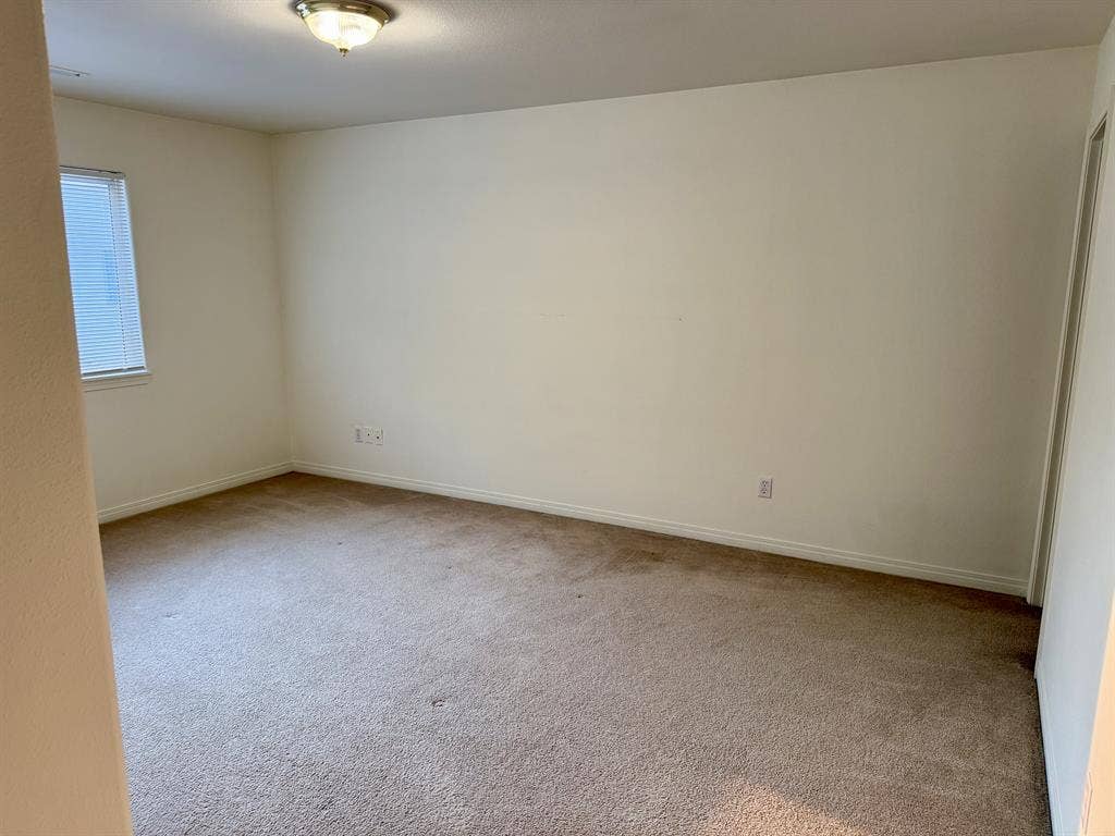 Spacious room/private bath 10/1!