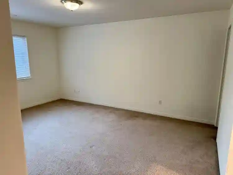 Spacious room/private bath 10/1!