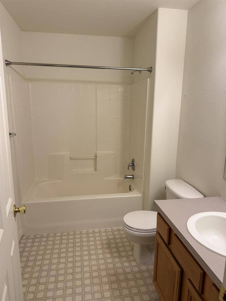 Spacious room/private bath 10/1!