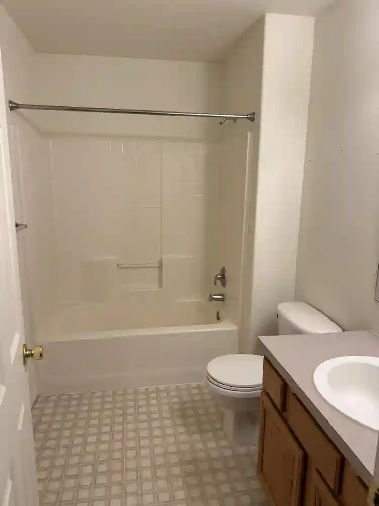 Spacious room/private bath 10/1!