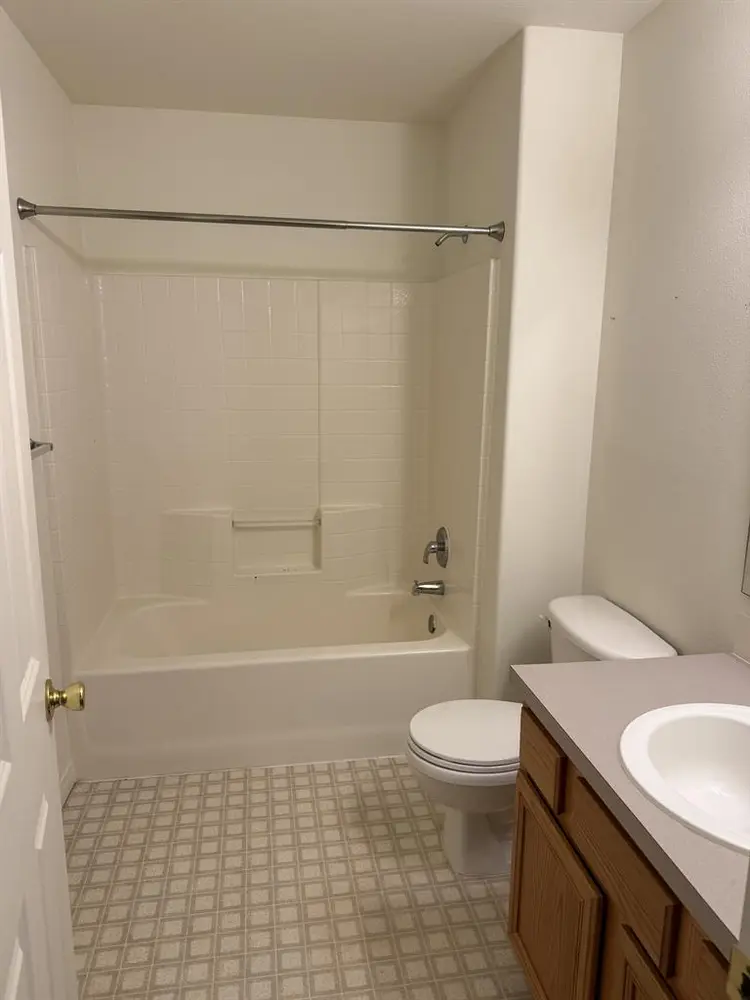 Spacious room/private bath 10/1!