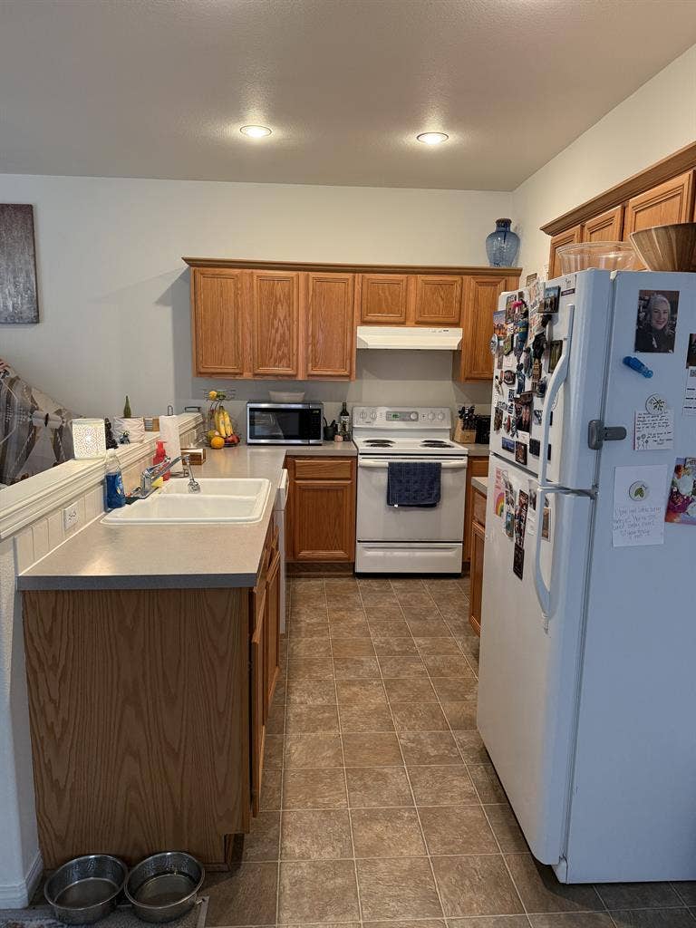 Spacious room/private bath 10/1!