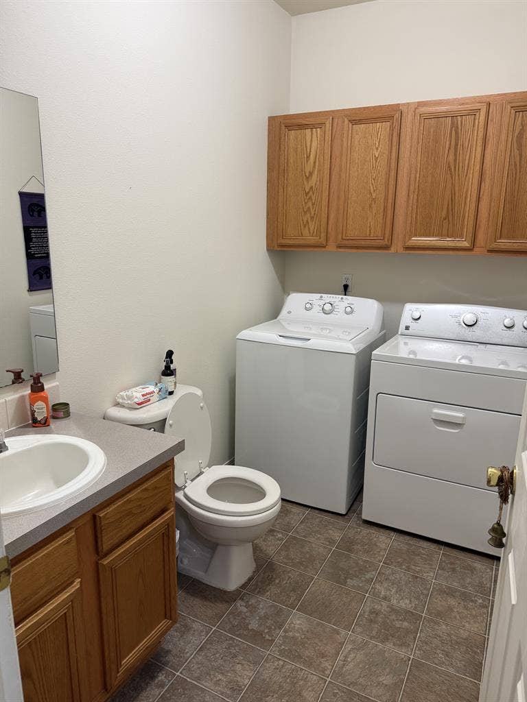 Spacious room/private bath 10/1!
