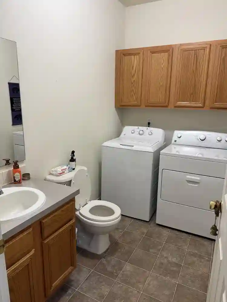 Spacious room/private bath 10/1!