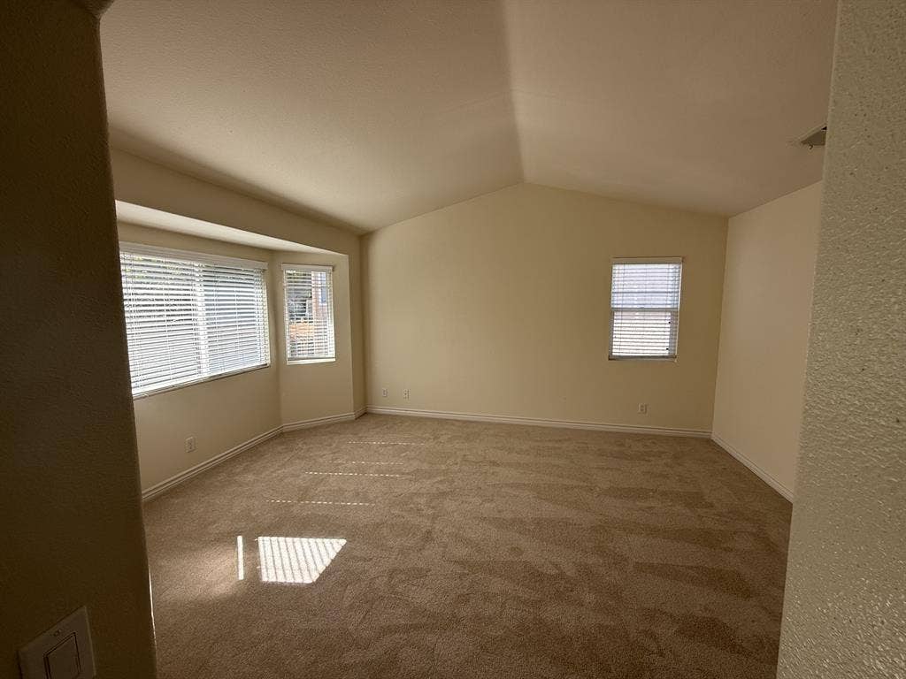 2 Excellent Rooms Ready on 10-1-26