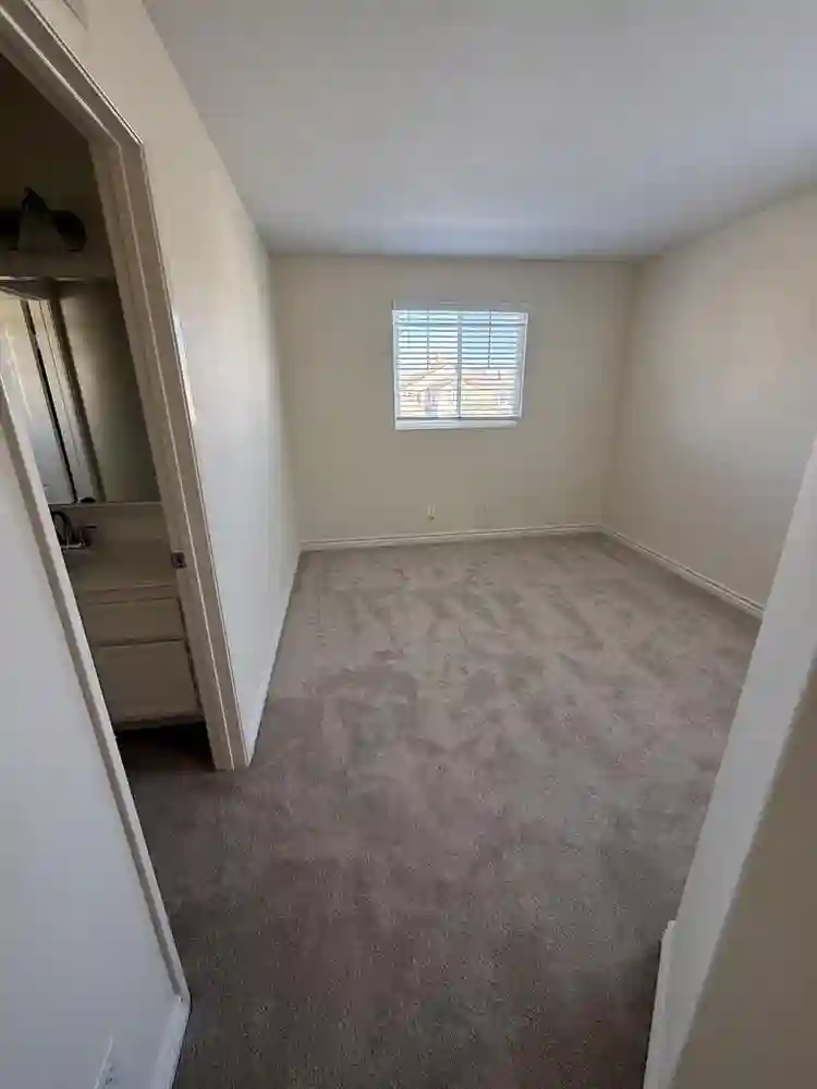 2 Excellent Rooms Ready on 10-1-26