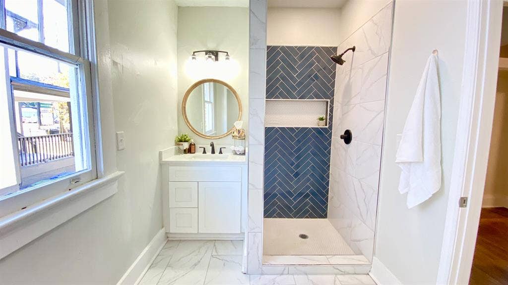 Spacious Private Bedroom / Bathroom