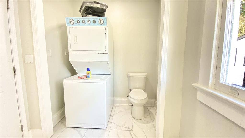 Spacious Private Bedroom / Bathroom