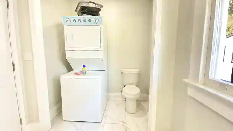Spacious Private Bedroom / Bathroom