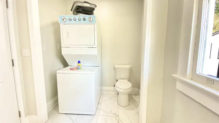 Spacious Private Bedroom / Bathroom