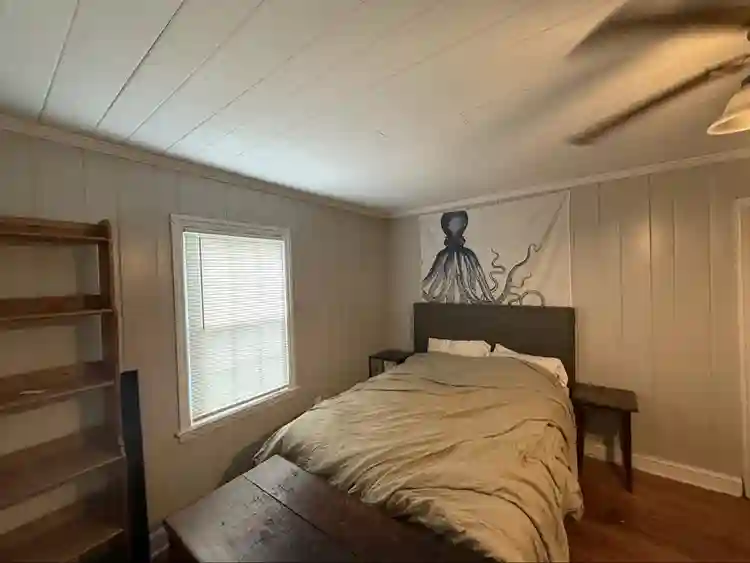 LOOKING FOR A ROOMMATEE