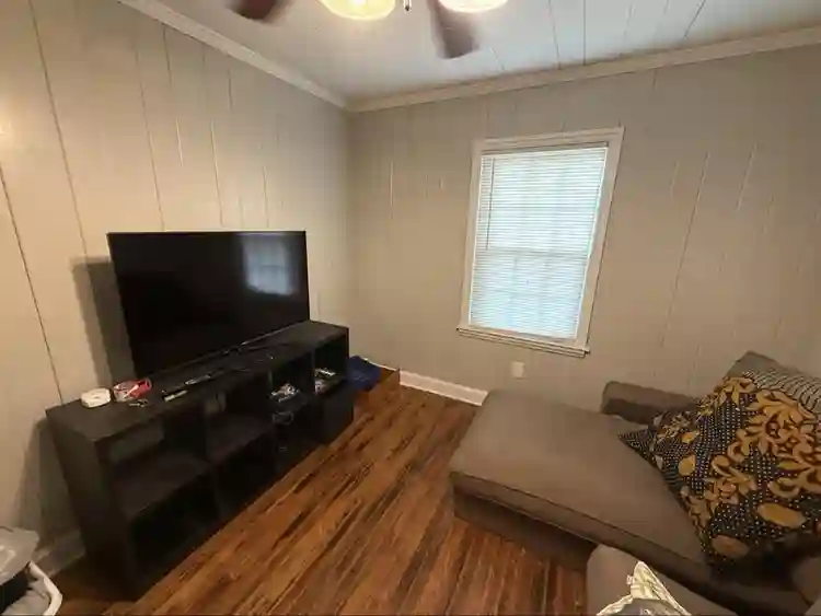 LOOKING FOR A ROOMMATEE