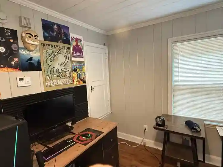 LOOKING FOR A ROOMMATEE