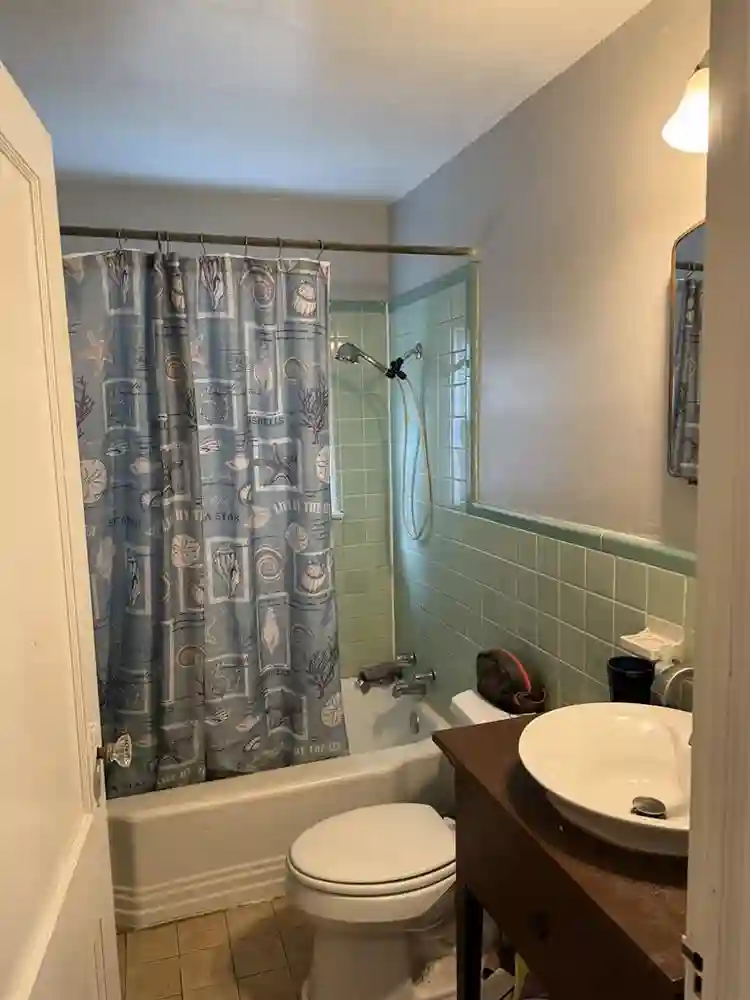 LOOKING FOR A ROOMMATEE