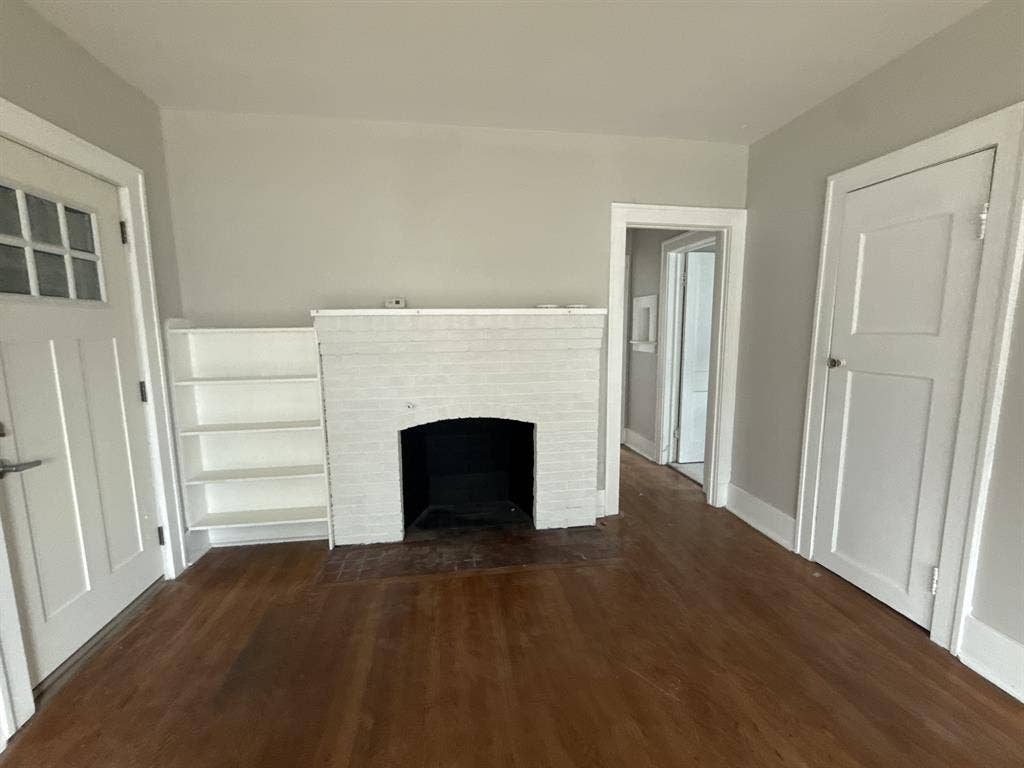 2 bed 1 bath appt. Available now.