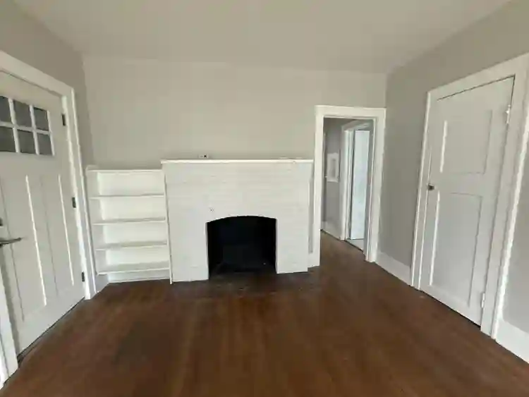2 bed 1 bath appt. Available now.