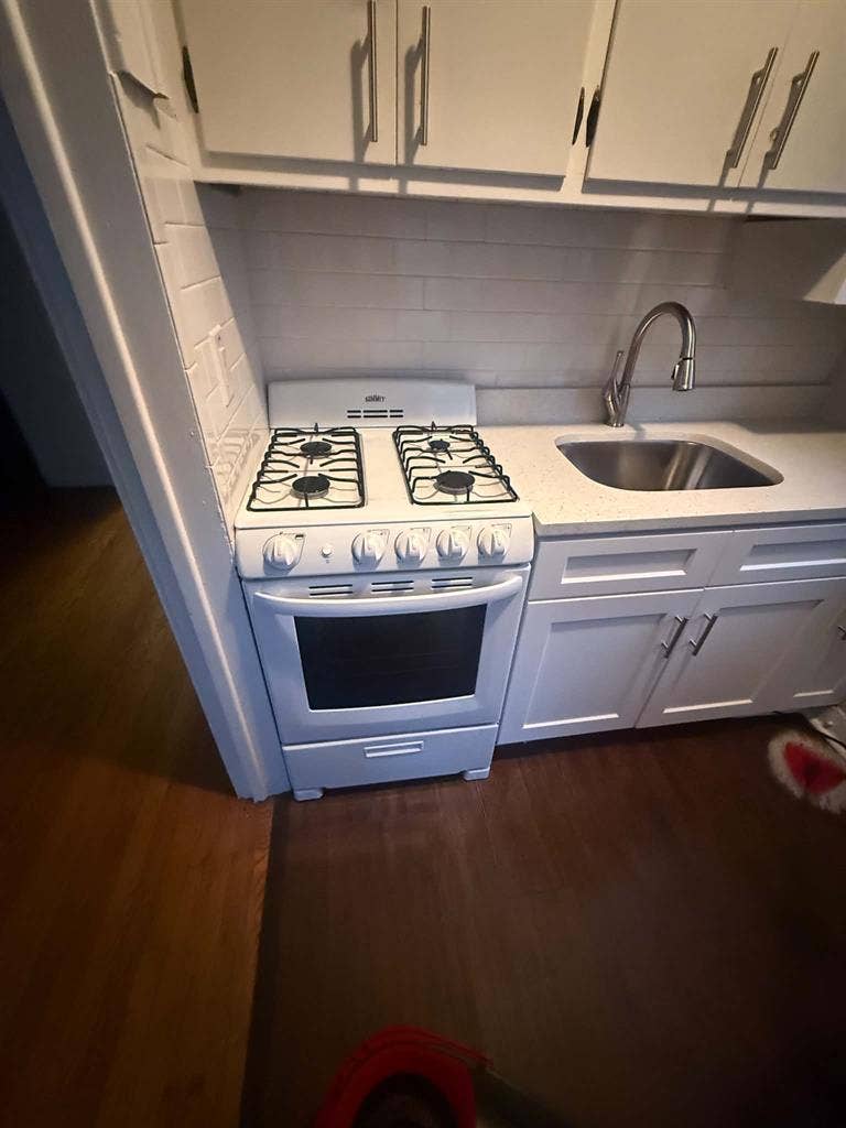 2 bed 1 bath appt. Available now.