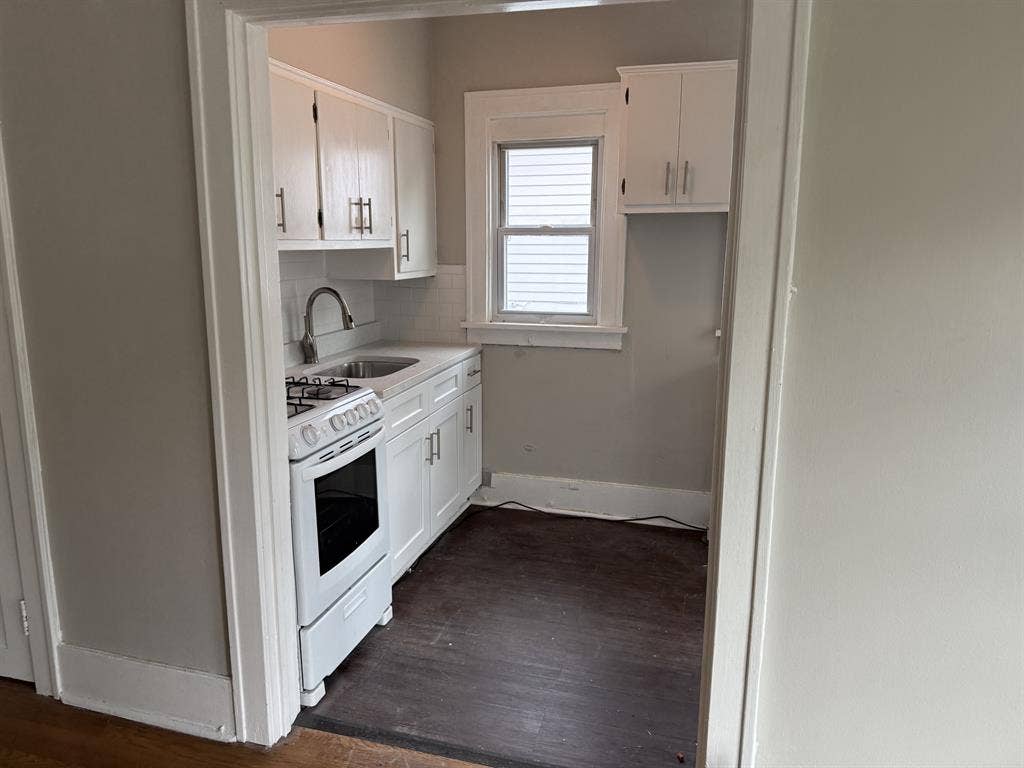 2 bed 1 bath appt. Available now.