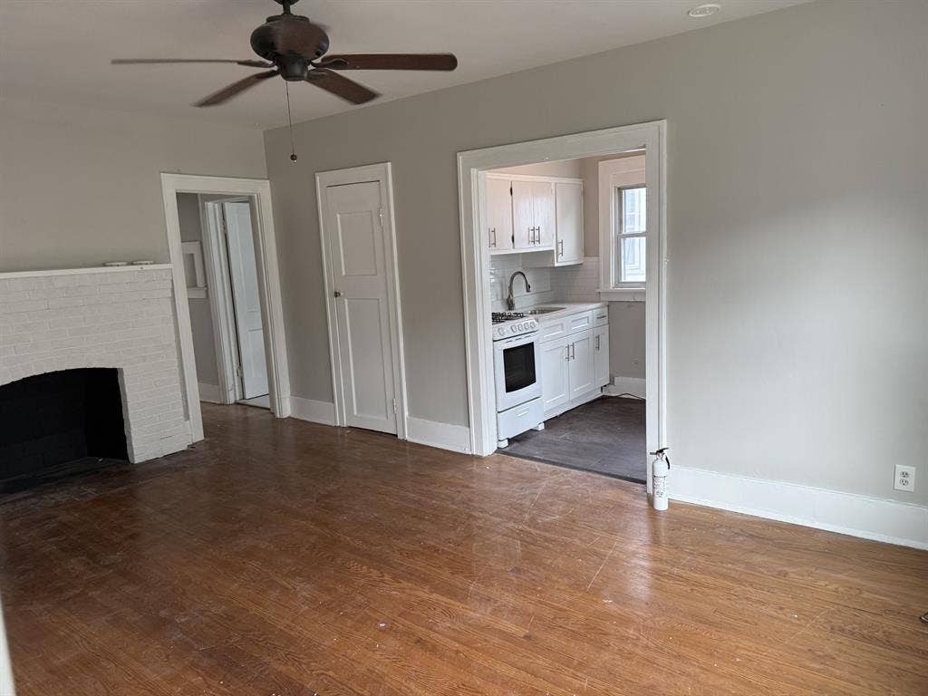 2 bed 1 bath appt. Available now.