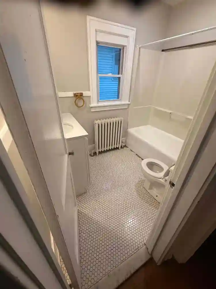 2 bed 1 bath appt. Available now.