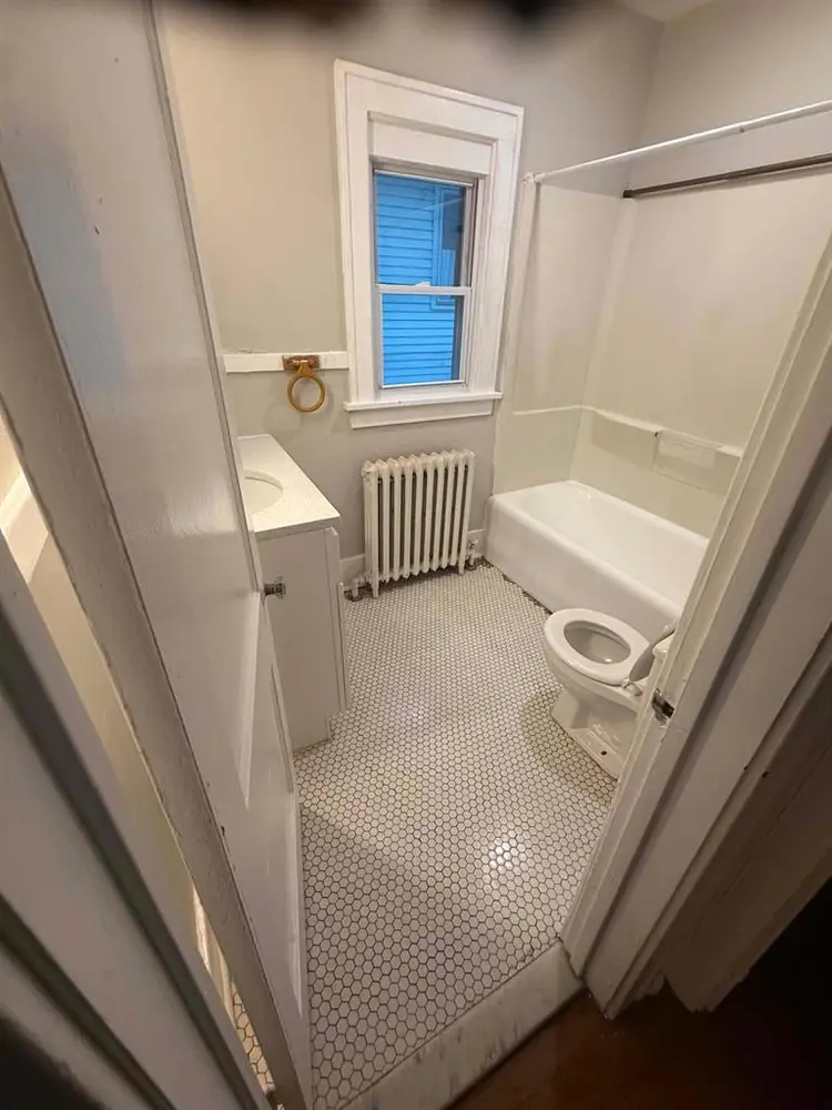 2 bed 1 bath appt. Available now.