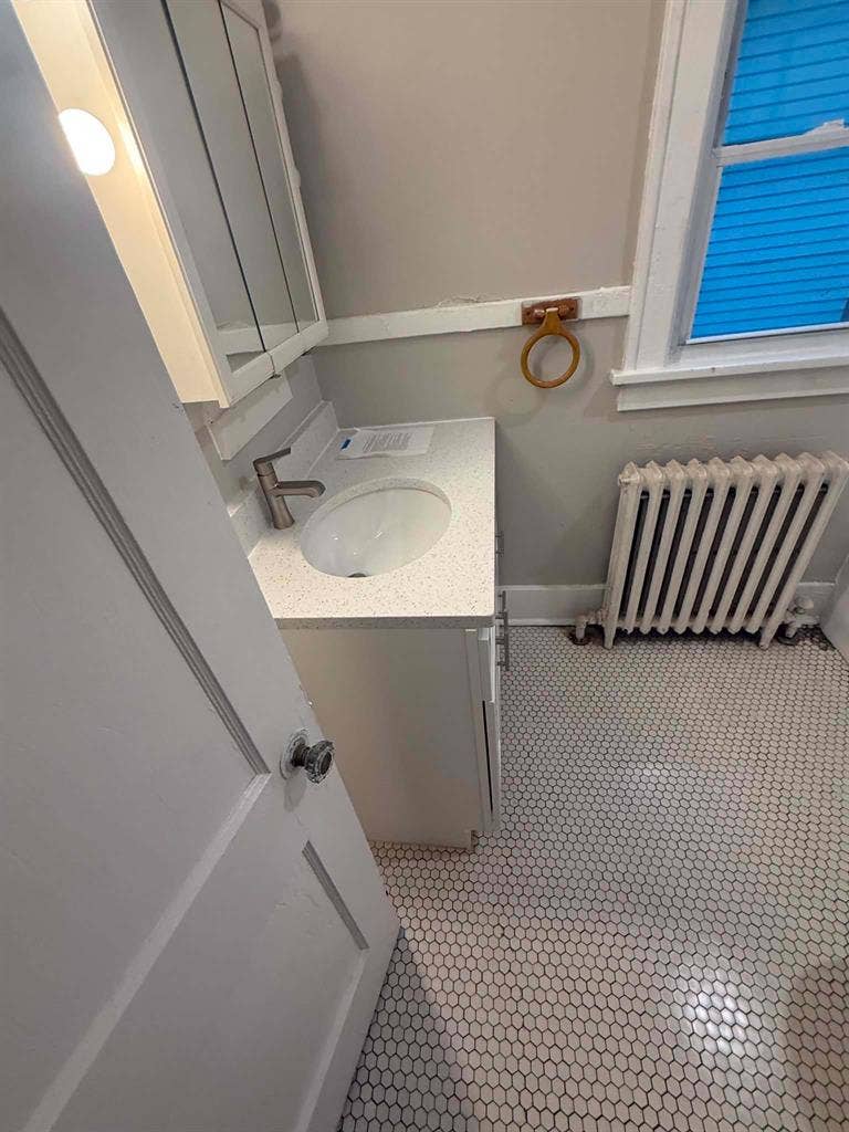 2 bed 1 bath appt. Available now.