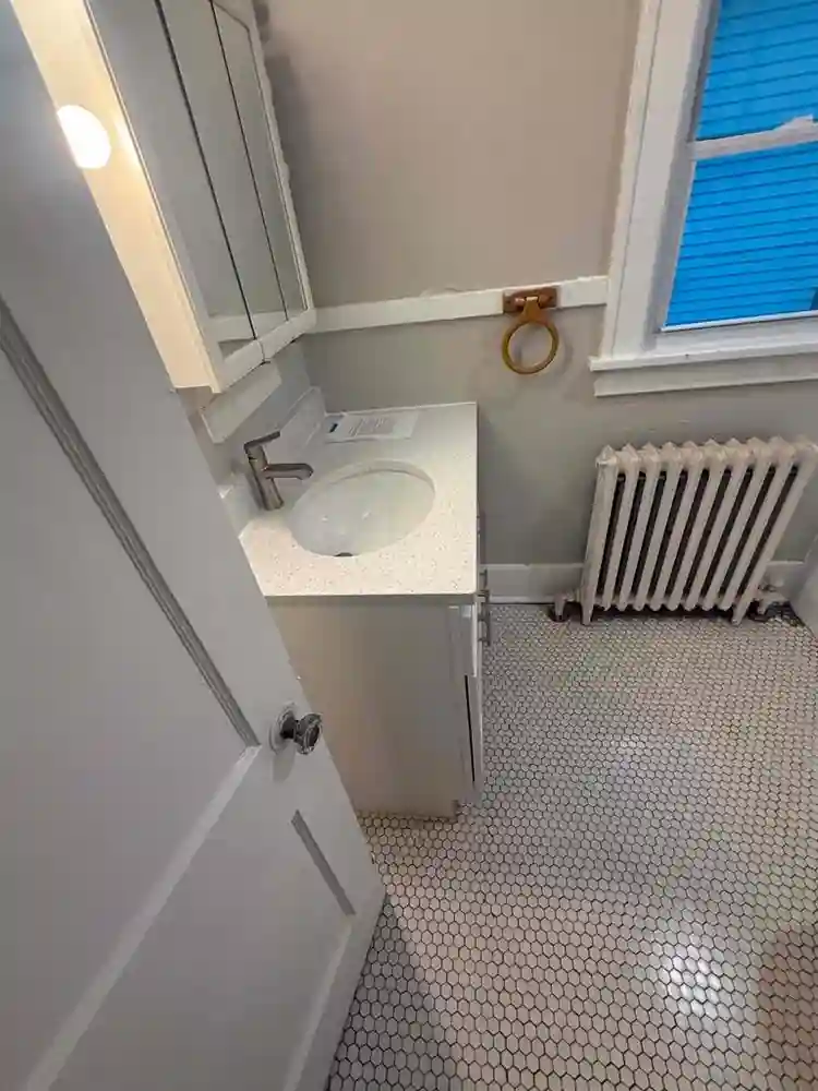 2 bed 1 bath appt. Available now.