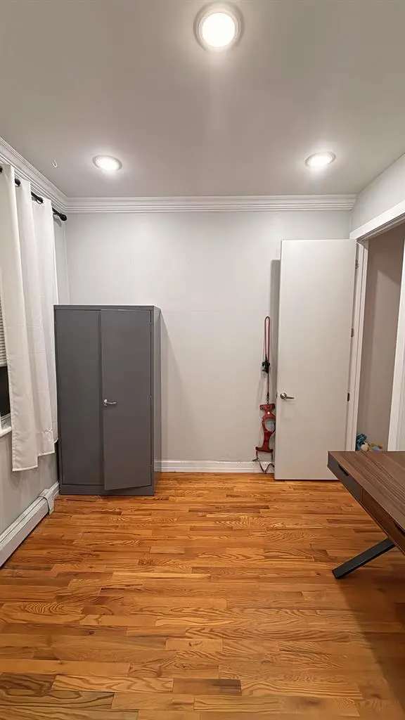 ROOM WITH BACKYARD ACCESS