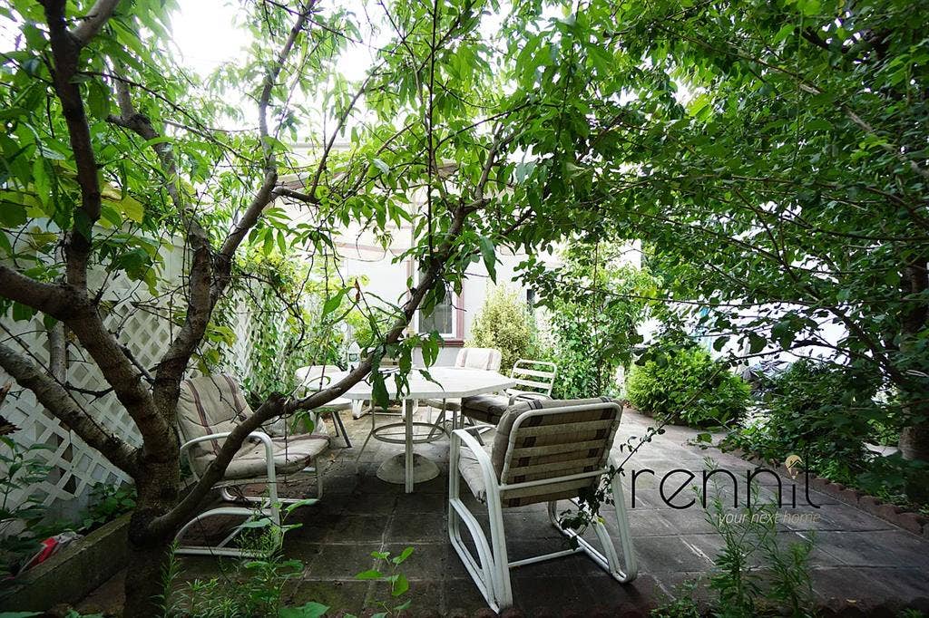 ROOM WITH BACKYARD ACCESS