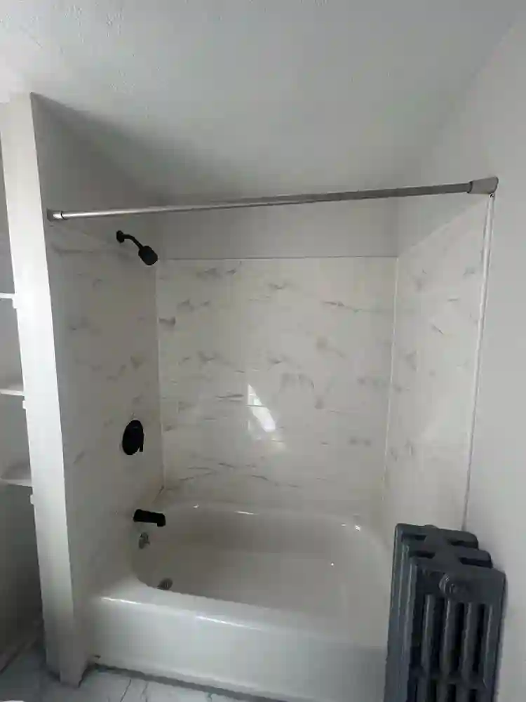 LOOKING FOR ROOMMATES