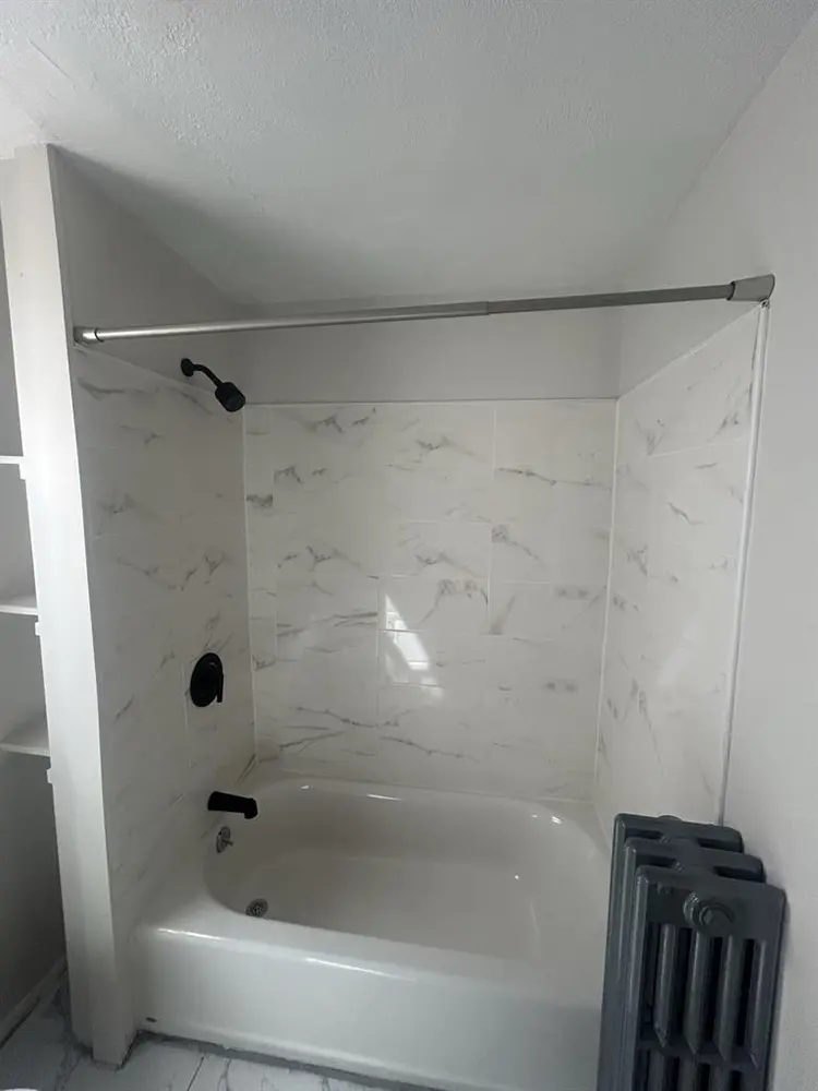 LOOKING FOR ROOMMATES